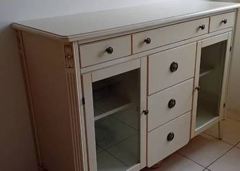 Bufet - drewniana szafka z szufladami i półkami w stylu retro