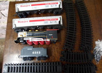 Kolejka elektryczna z trzema wagonami towarowymi