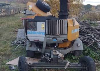 Rębak mobilny  na kołach do mielenia gałęzi Rębak mobilny  na kołach do mielenia gałęzi