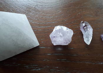 Piramidka z selenitu, wys. 4 cm + kamienie