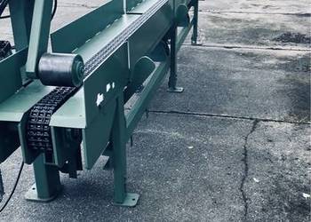 Podajnik centrujący do wielopily centrownik