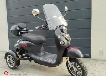 Skuter elektryczny trójkołowy