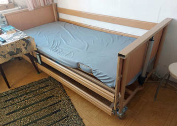 Łóżko medyczne Burmeier Dali z pilotem, barierkami i wysięgnikiem