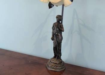 Piękna unikalna lampa figura z mlecznym zdobionym kloszem