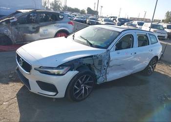 Volvo V60 2.0L T5 Momentum/ Samochód w transporcie