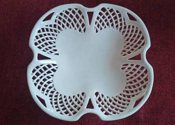 Patera.. Pleciona. Sygnowana. Na 4 stopkach. Porcelana, nie