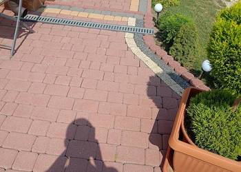 Sprzedam 50 M2 kostki 6cm z krawężnikami z zdjęcia