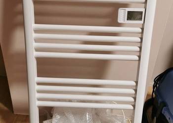 Biały grzejnik drabinkowy elektryczny