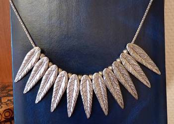 Naszyjnik w kolorze srebrnym, oryginalny wzór