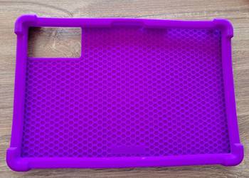 nowe fioletowe silikonowe etui na tablet szer. 26 cm, wysokość 17,5 cm