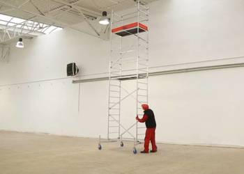 Wynajem rusztowania aluminiowego 8 m – schody, klatki, koła z hamulcem