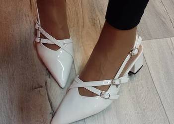 (40) Białe czółenka wieczorowe z odkrytą piętą, NOWE