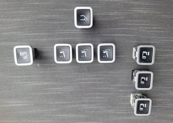 Przyciski przesuwnych drzwi klapy tył Chrysler Pacifica 2017