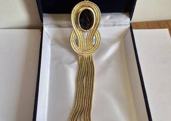 Ciekawy  klasyczny wisiorek na łańcuszku