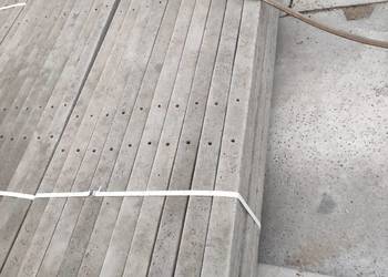 słupki betonowe oraz siatki leśne i plecione