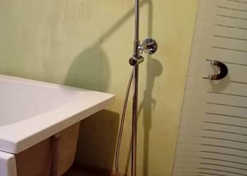 wanna z parawanem i bateią z prysznicem