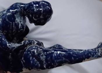 RZEŻBA PODNISZCZONA KOBIETA RODZACA DZIECKO 20 CM DLUGA GIPS CERAMIKA