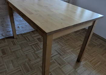 stół drewniany Ikea z krzesłami w białych pokrowcach
