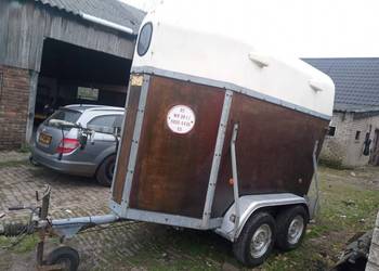 Przyczepa dla koni zwierząt