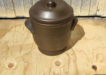 Ceramiczne naczynie z pokrywką