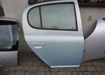 DRZWI PRAWY TYŁ TOYOTA YARIS 1