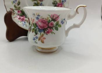 Filiżanka ze spodkiem porcelana kostna biała w przepiękne róże