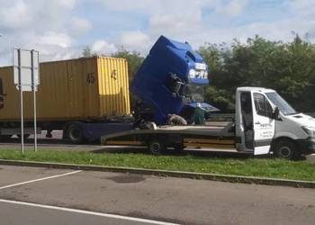 Mobilny serwis TIR naprawa ciągników siodłowych na drodze autostrada