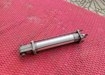 Siłownik pneumatyczny z czasów PRL-u