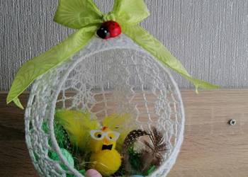 Stroik świąteczny wielkanocny wykonany szydelkiem.