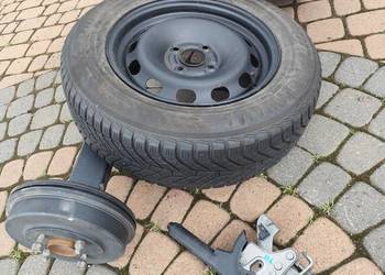 Oś z kołami hamowana z hamulcem