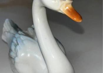 Figurka łabędzia.  Bez sygnatury.  Urocza.  Cena 55 zł.   Wysokość 11,5 cm.