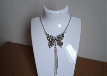 Niesamowity srebrny  naszyjnik z motylem.