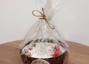 Świece sojowe handmade w misce kokosowej.