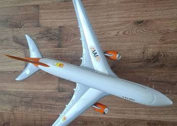 Duży samolot pasażerski AirBus z napędem, jeździ, na podstawce - 58 cm