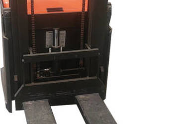 Toyota SWE200D paleciak elektryczny z masztem 2022r