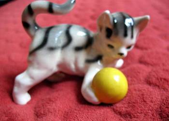 Kot - Kotek z piłką - Figurka z porcelany - 8 x 12 x 8 cm