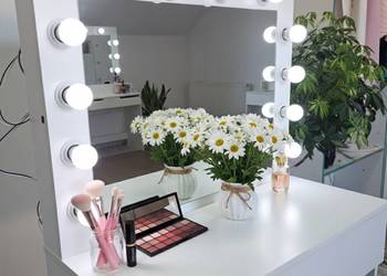 Nowa toaletka kosmetyczna z lustrem i oświetleniem