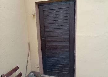 Solidne drzwi drewniane brązowe zewnętrzne gospodarcze z ościeżnicą 85x190