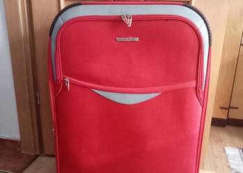 walizka podróżna na kółkach.