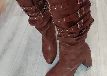 (41/42) Brązowe, bogato zdobione ćwiekami Kozaki wieczorowe, Nowe