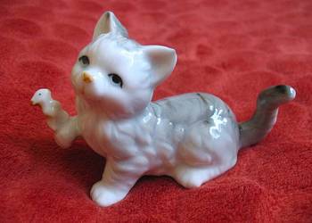 Kot - mały kotek z myszką - porcelana - 7 x 11 x 4 cm