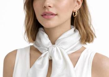 Apaszka biała z wytłaczanym wzorem 30 % jedwab 70 % wiskoza