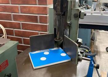 Urządzanie do zaokrąglania rogów papieru