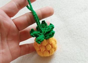 Ananas wykonany na szydełku brelok zawieszka