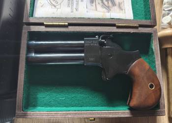 Sprzedam Derringera cal.45 , 3" czarny,cały zestaw.