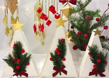 Ręcznie robione choinki z drewna - dekoracja świąteczna.