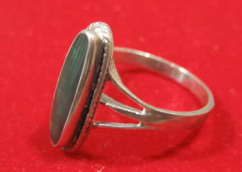 Srebrny Pierscionek z Zielonym Kamieniem Srebrny Pierscionek z Zielonym Kamieniem