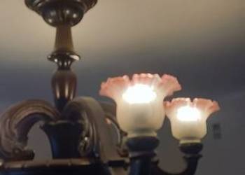 Duży, rzeźbiony, drewniany żyrandol - kolorowe klosze