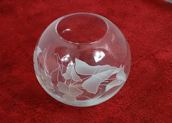 Elegancka szklana waza KULA – matowy motyw kwiatowy | 17,5 cm