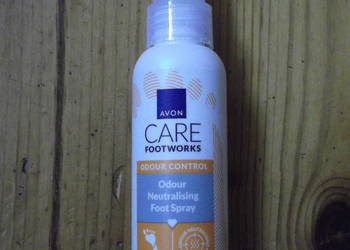 Spray do stóp i obuwia z technologią neutralizacji zapachów Avon